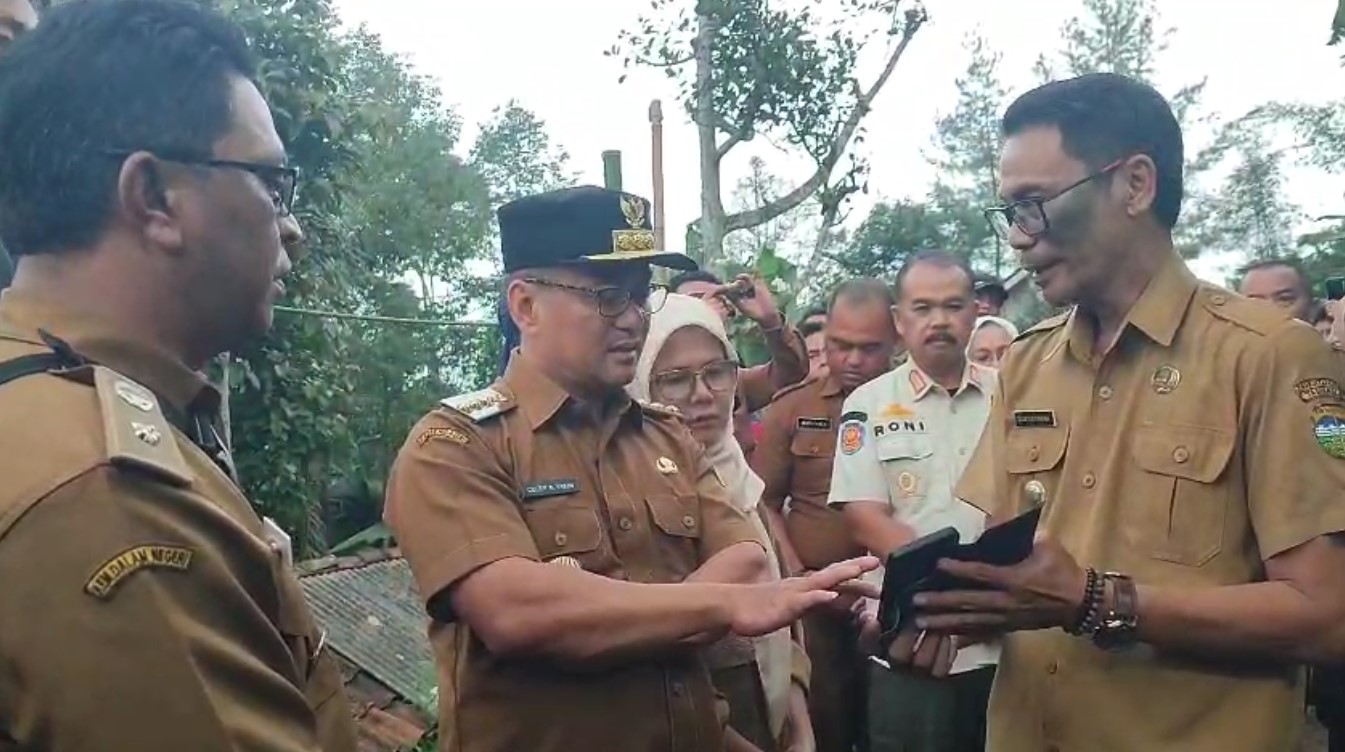 Bupati Tasik Tinjau Lokasi Longsor Cigalontang, Janji Perbaiki Rumah Korban dan Tanggung Biaya Pengobatan