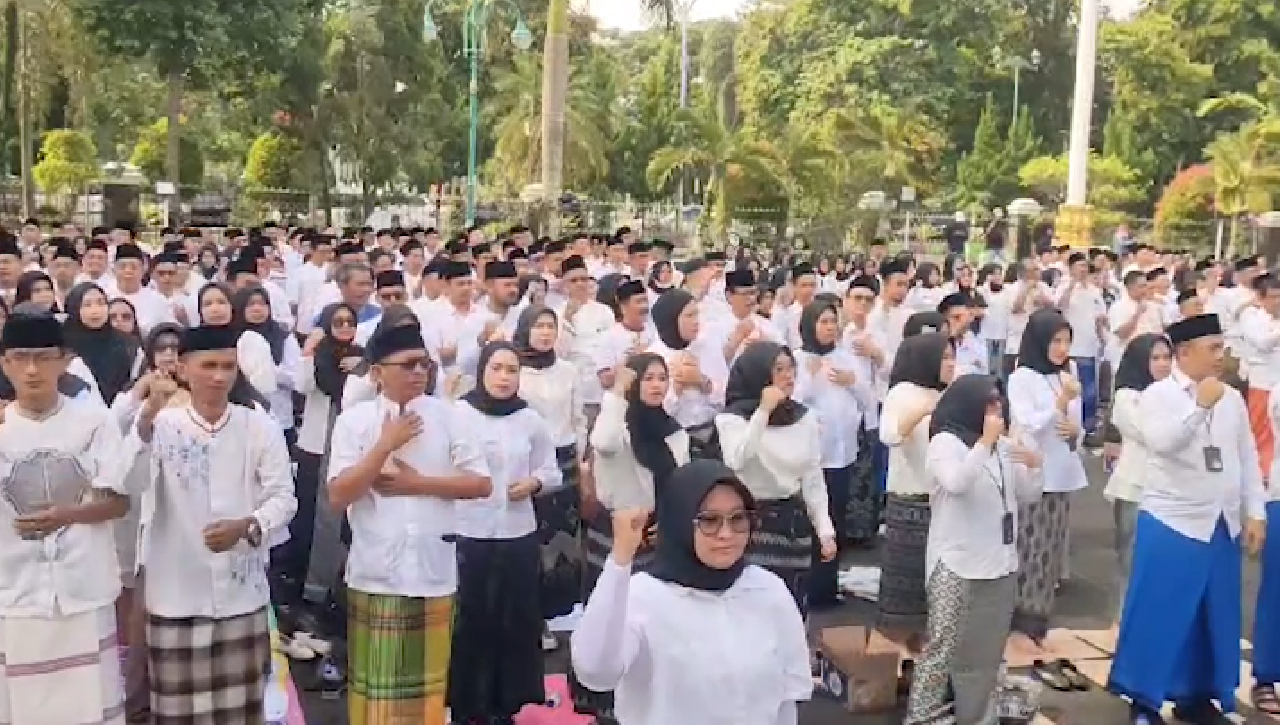 Pecahkan Rekor Muri, 30 Ribu ASN Jabar Kompak Pakai Sarung Tenun