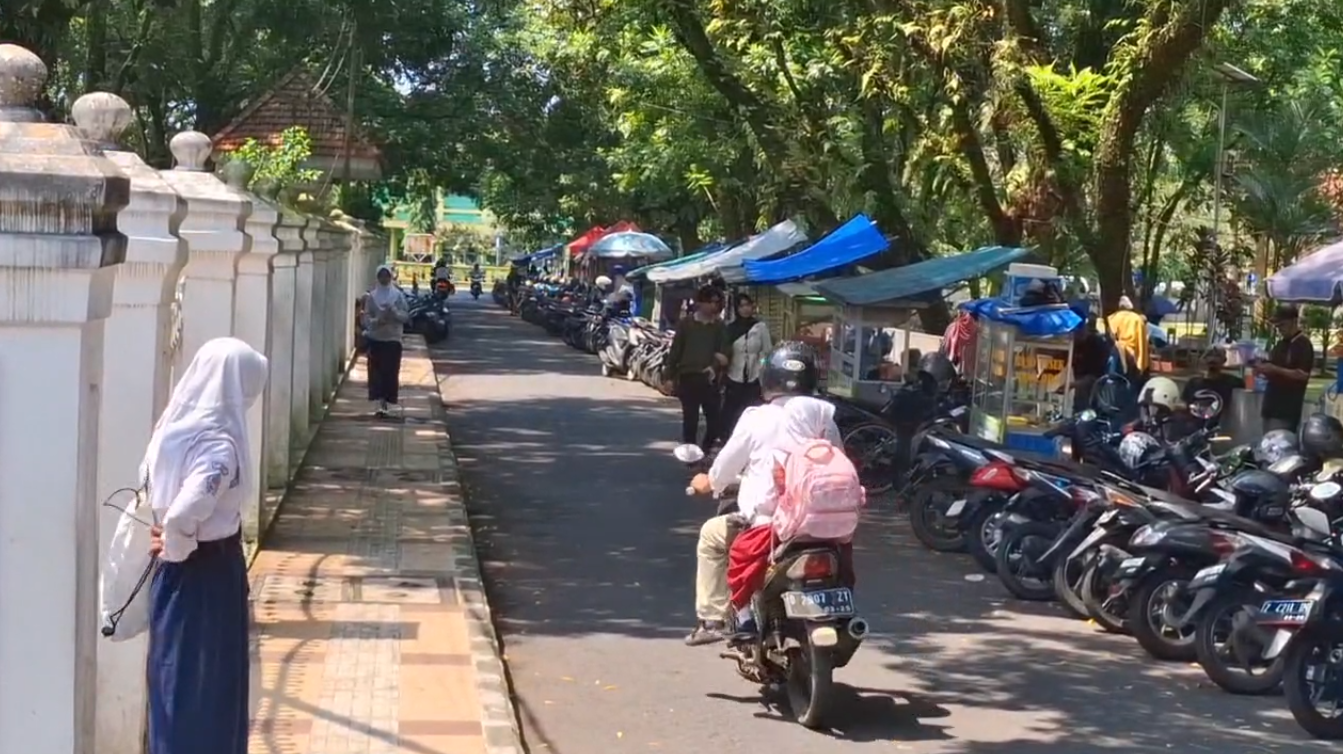Sudah Dilarang, Masih Ada Siswa Bandel Membawa Motor ke Sekolah, Motornya Diparkir di Luar Sekolah