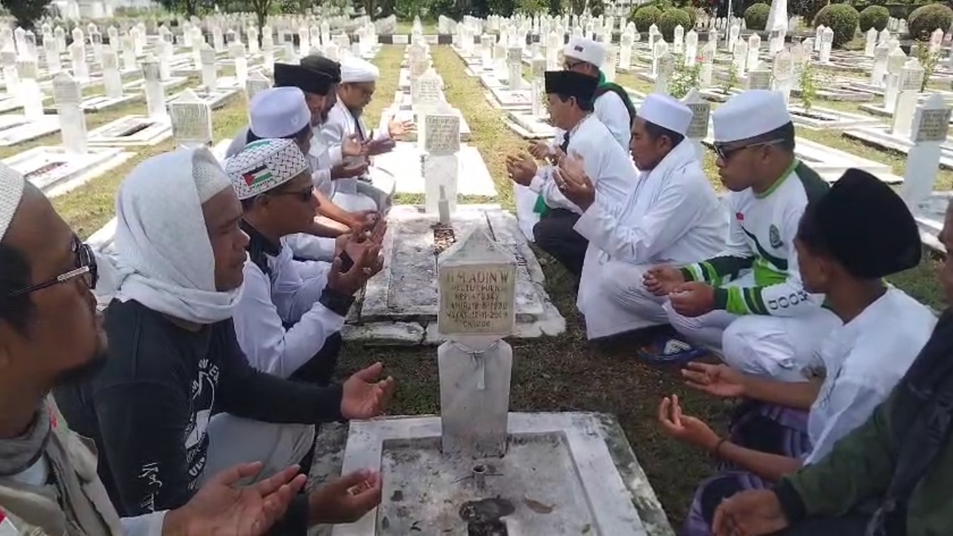 FPI Tasikmalaya Ziarah dan Tahlil di Taman Makam Pahlawan. Pengingat Kemerdekaan Tidak Diraih Dengan Mudah