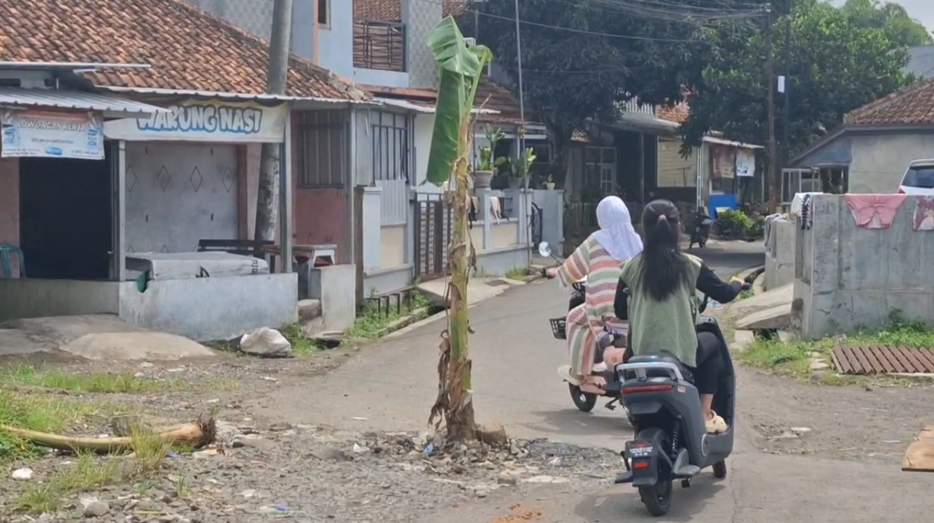 Warga Sambongpari Tanam Pohon Pisang di Tengah Jalan, Khawatir Karena Jalan Rusak dan Tergerus Aliran Sungai