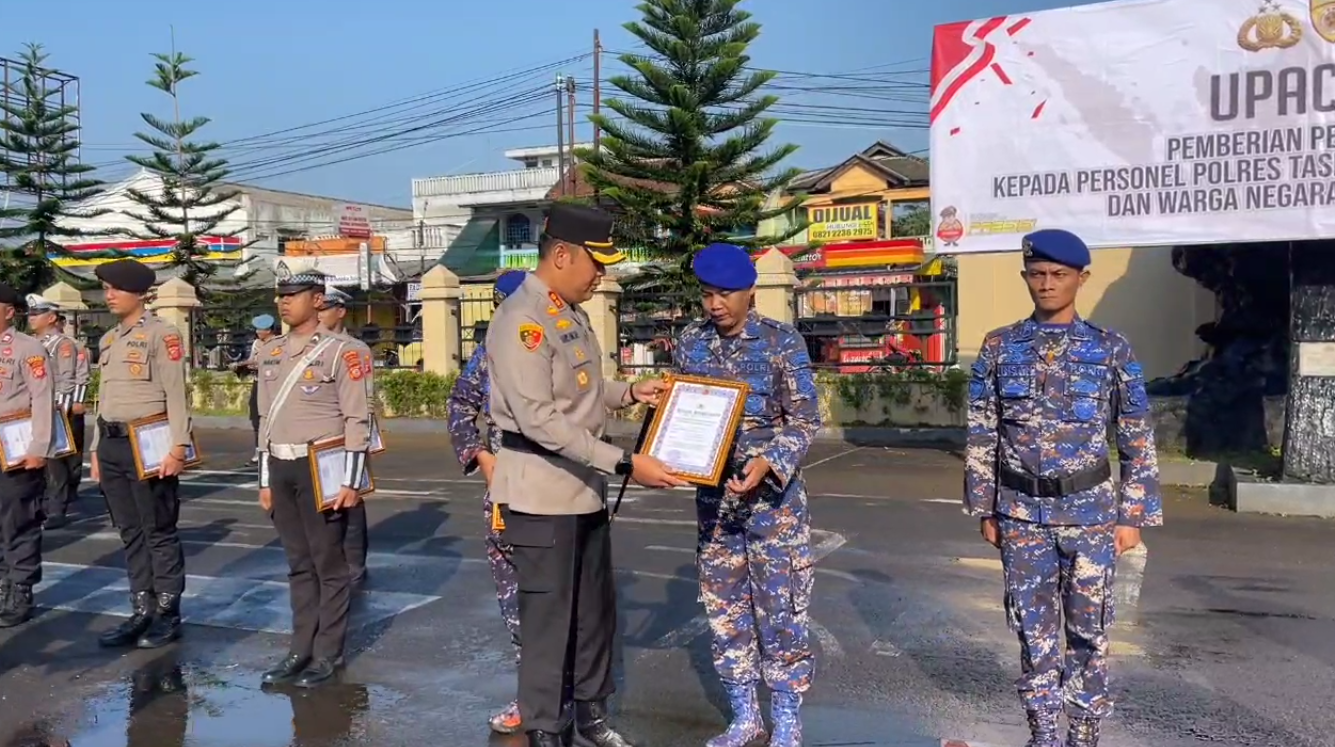 Bantu Tugas Kepolisian Selama Ops Ketupat 2025, 52 Anggota Polisi dan 7 Warga Sipil Diganjar Penghargaan