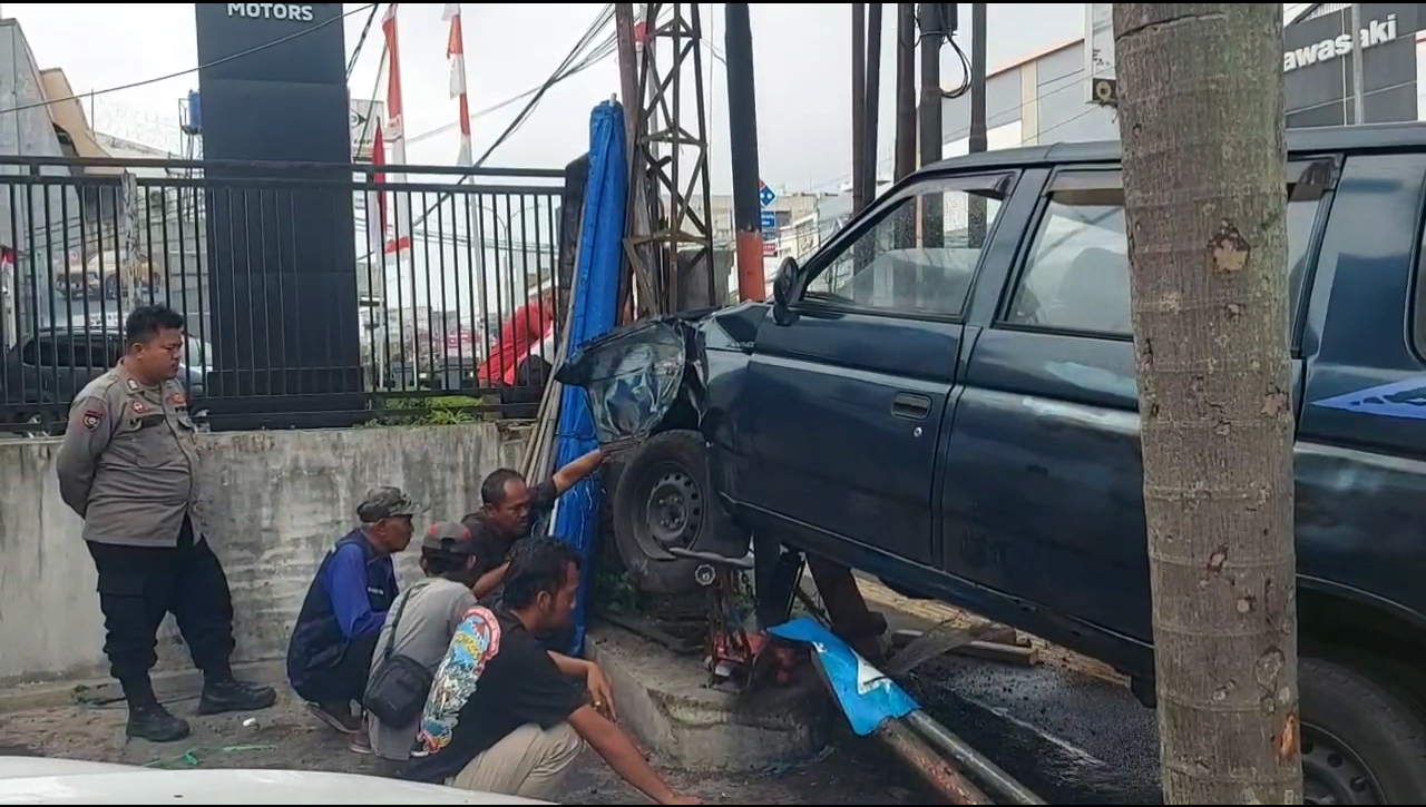 Sopir Diduga Hilang Kendali, Mobil Panther 