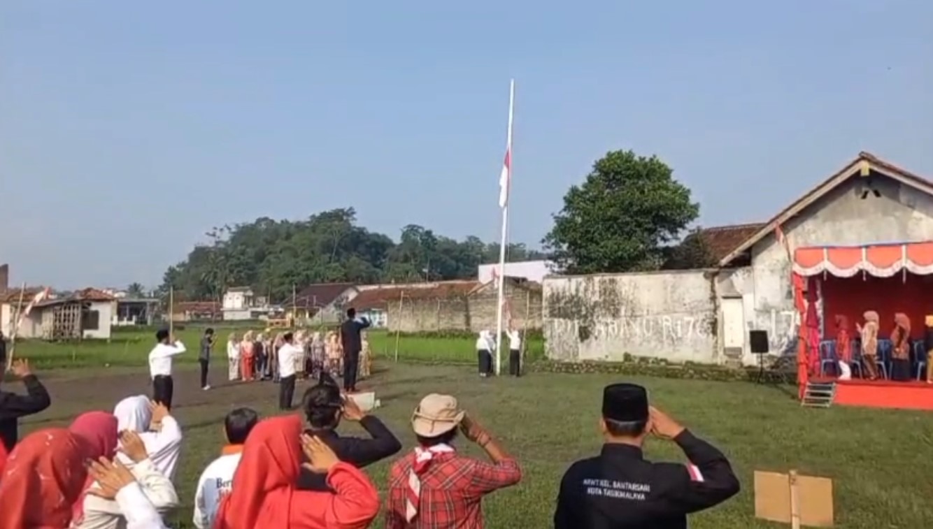 Semangat Kemerdekaan Tetap Hidup Hingga Pelosok Kampung, Merah Putih Berkibar di Bekas Pesawahan Lewosari