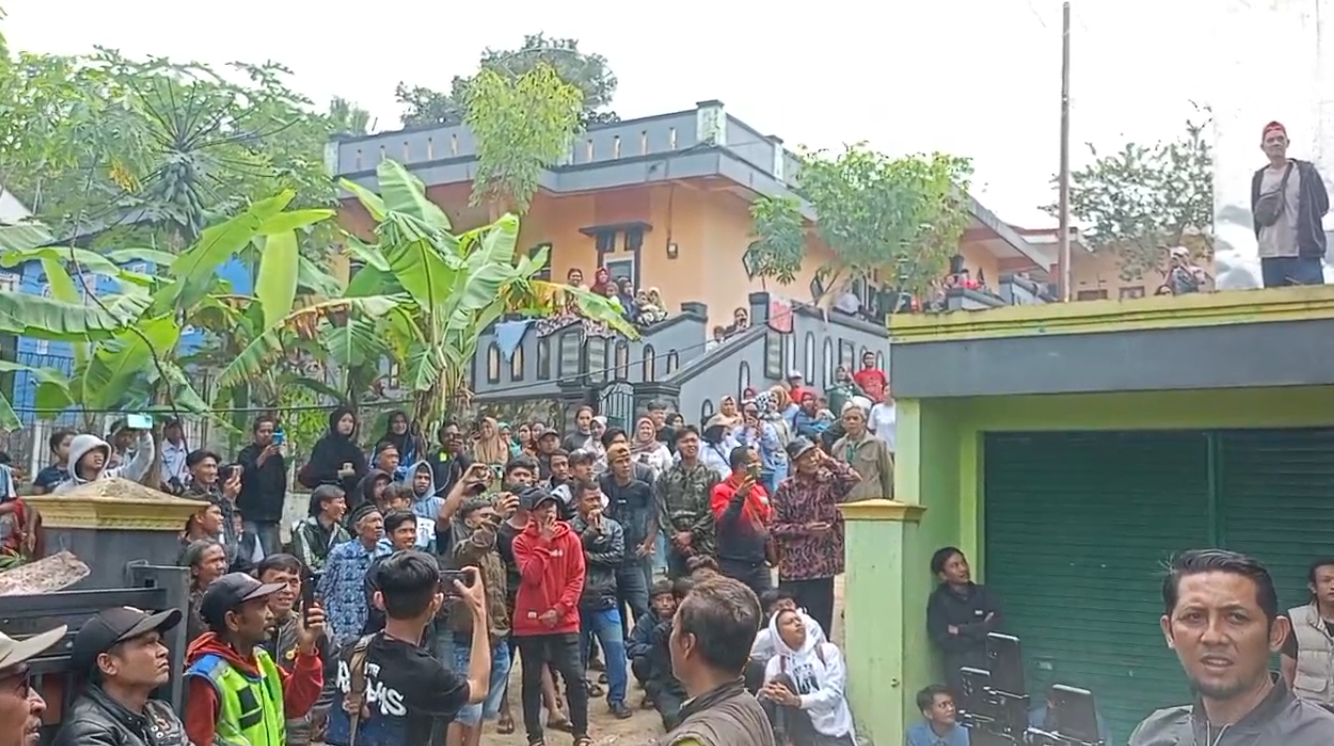 Ratusan Warga Kepung Kantor Desa Buniasih, Tuntut Kades Mundur Usai Diprotes Soal Pengelolaan BLT dan DD