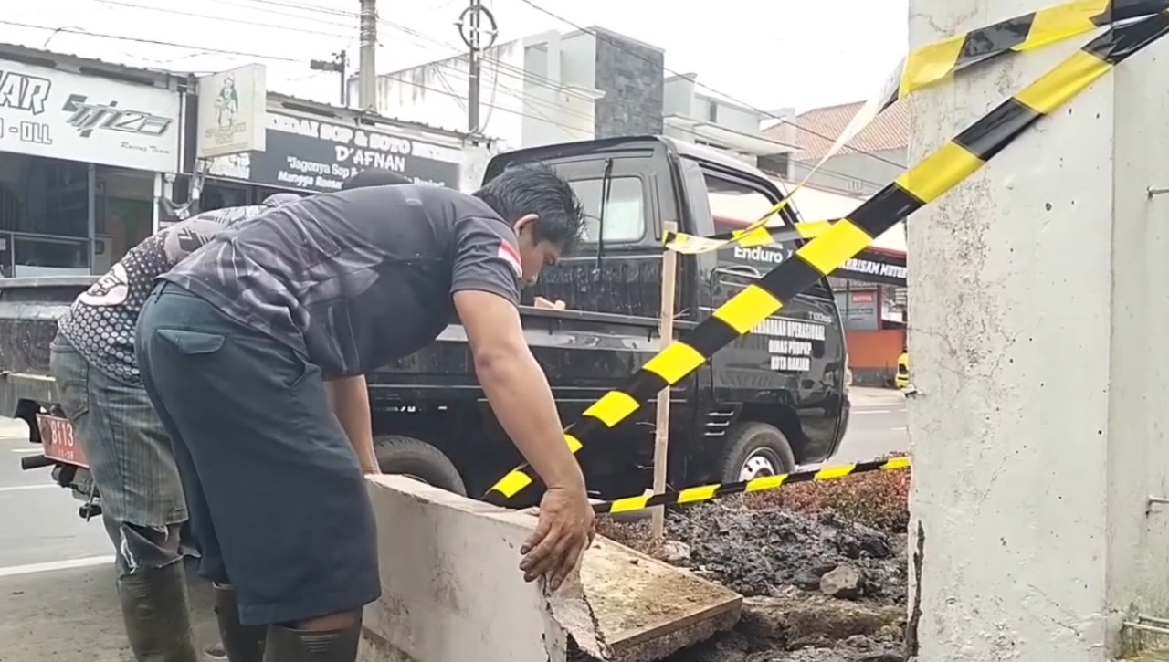 Dinas PUTR Banjar Cek Genangan Air di Jalan Perintis Kemerdekaan, Saluran Tersumbat Lumpur dan Kabel Optik