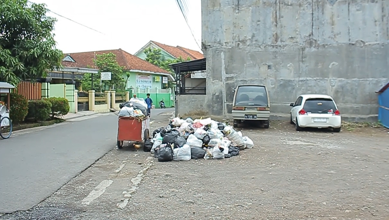 Lebih Dari Dua Pekan Sampah Di Rumah Warga Tak Diangkut, Bau Menyengat Bikin Warga Resah