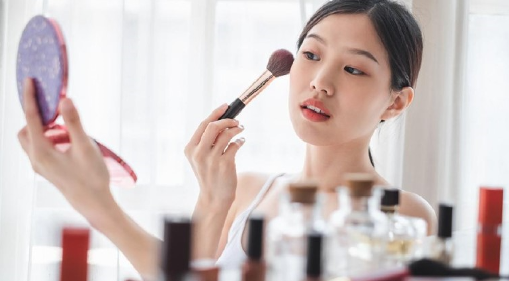 Tampil Cantik Seharian, ini 7 Tips Makeup Natural dan Tahan Lama, yuk Coba!