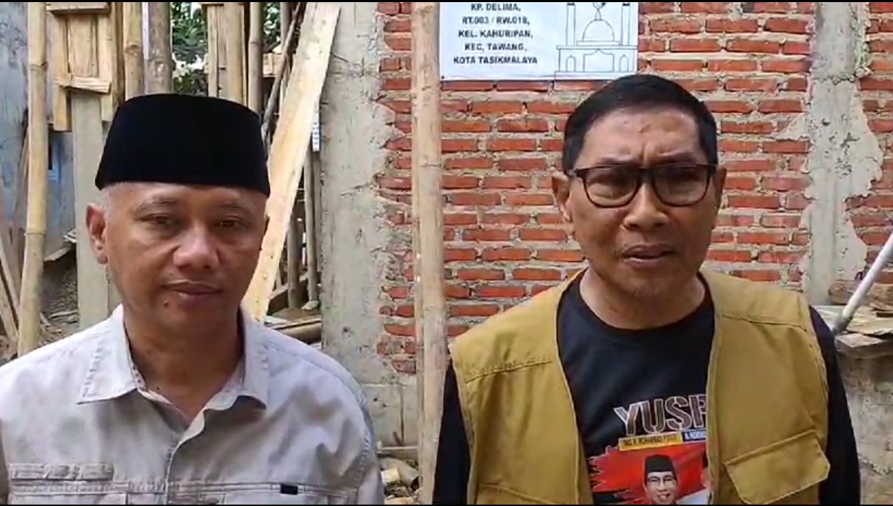 Pasangan Yusro Belusukan Bantu Renovasi Masjid, Berikan Bantuan Material Bahan Bangunan