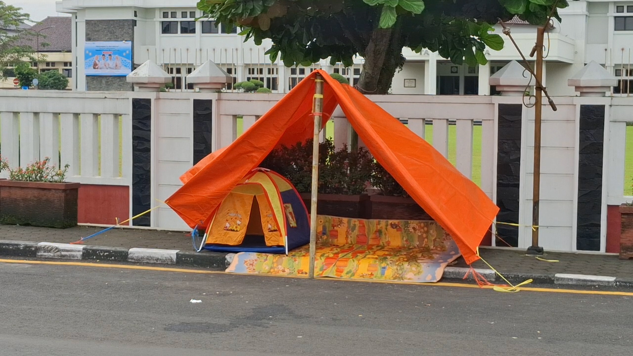 Warga Kritik Keberpihakan Wali Kota Pada Perlindungan Lahan, Pasang Spanduk hingga Tenda di Depan Kantor Wali 