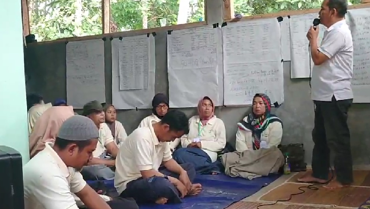 Sehatkan Lahan Pertanian, Petani di Cipatujah Dilatih Cara Membuat Pupuk Organik