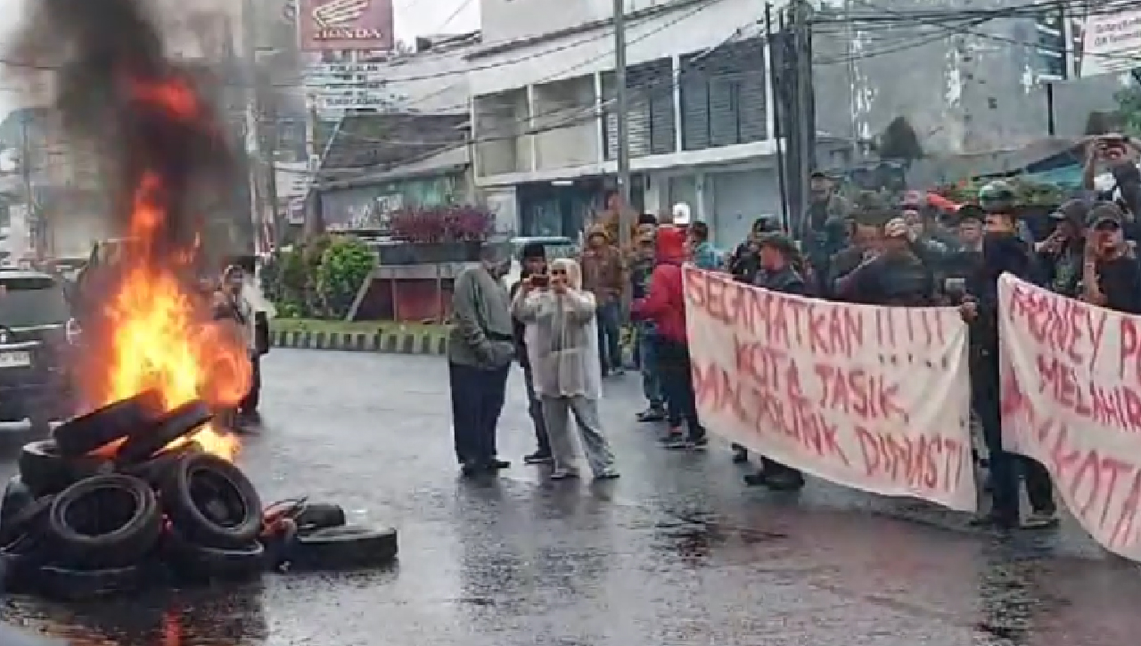 Rapat Pleno Rekapitulasi Suara Diwarnai Aksi Unjuk Rasa, Pilkada Kota Tasikmalaya Dinilai Cacat Hukum