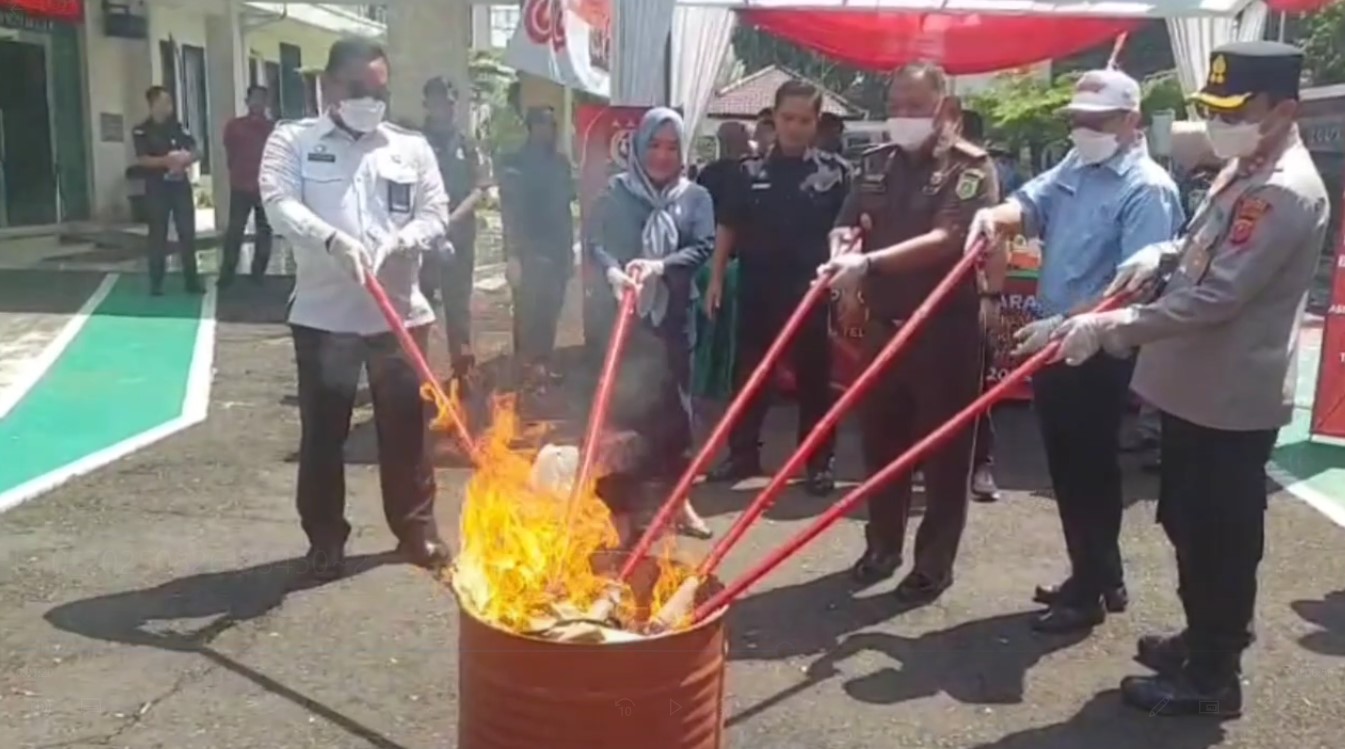 Kejari Banjar Musnahkan Barang Bukti Puluhan Perkara Pidana, Dilakukan Secara Terbuka Disaksikan Forkopimda