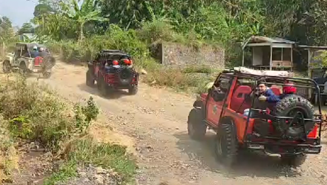 Kantor OJK Tasik dan Awak Media Jajal Wisata Jeep Garut, Susuri Trek Kaki Gunung Guntur 