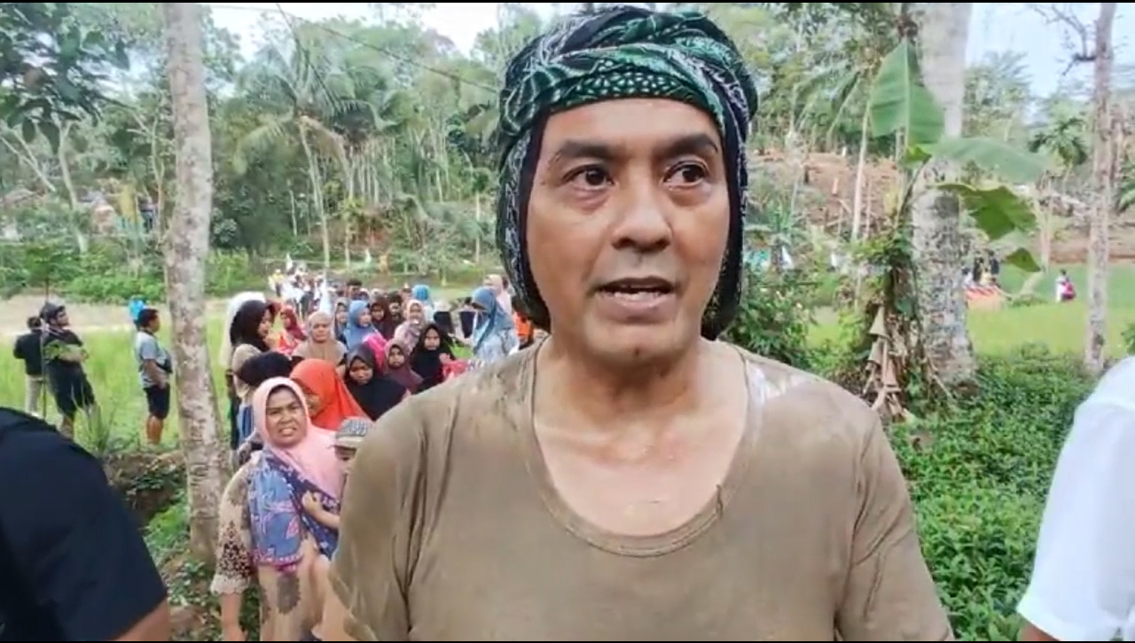 Lestarikan Budaya, Dicky Candra Asyik Ngubyag Balong Bareng Warga 