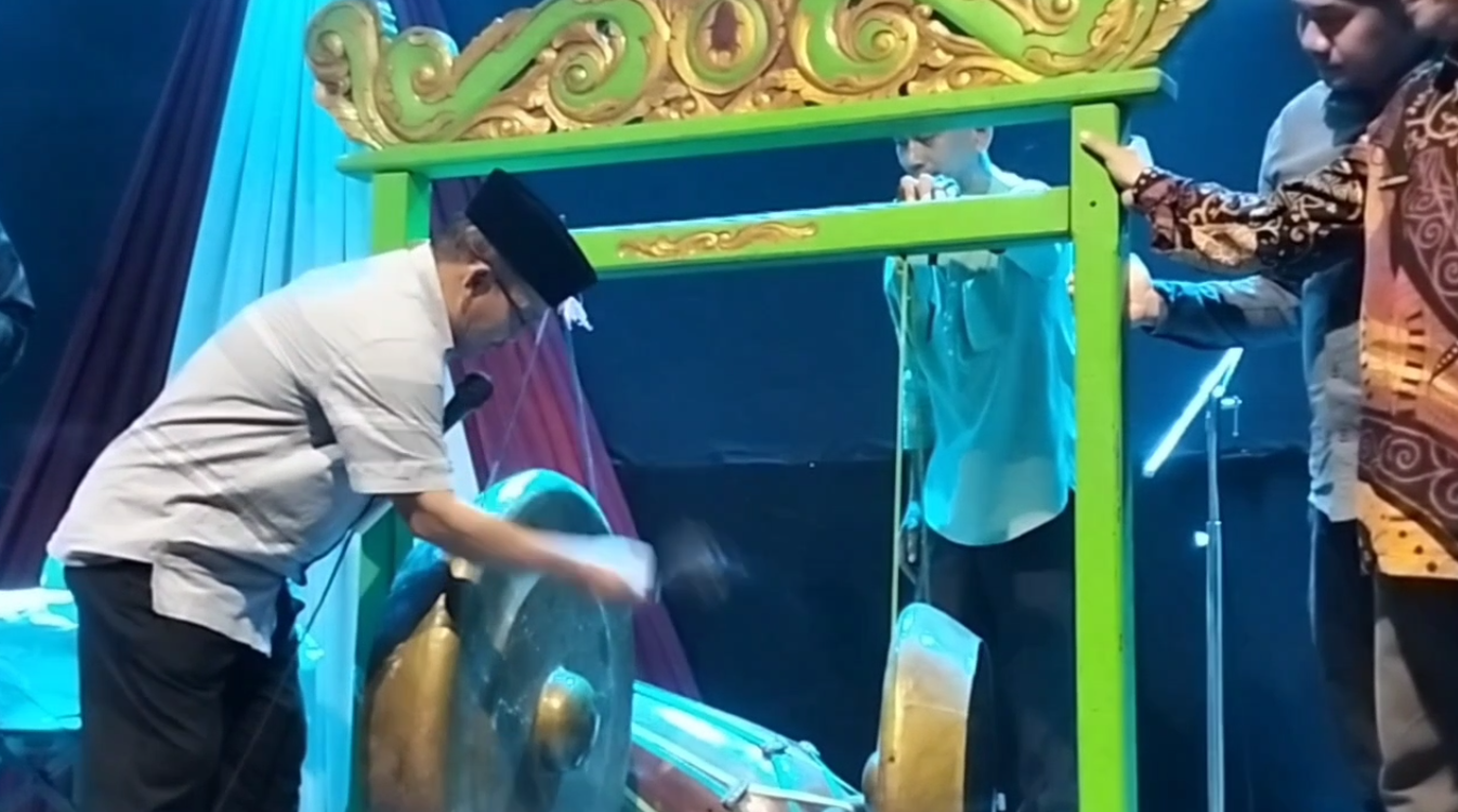 Terasering Baanting, Aksi Nyata Tekan Angka Stunting, Serahkan Bantuan Puluhan Ekor Ayam Betina