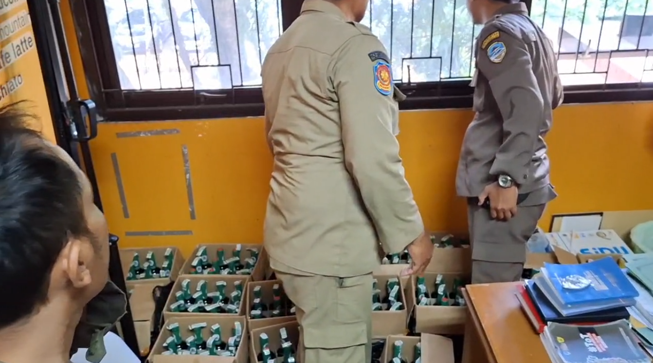 Satpol PP Temukan Ratusan Botol Minuman Keras Tak Bertuan, Temuan Miras Hasil Dari Laporan Masyarakat