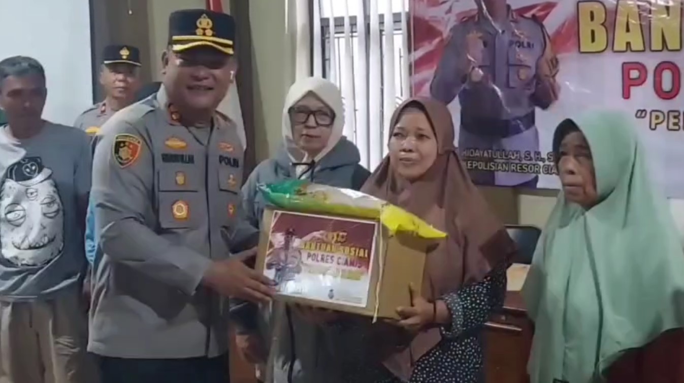 Polres Ciamis Salurkan Bantuan Untuk Korban Pergerakan Tanah, Warga Minta Direlokasi ke Tempat Aman