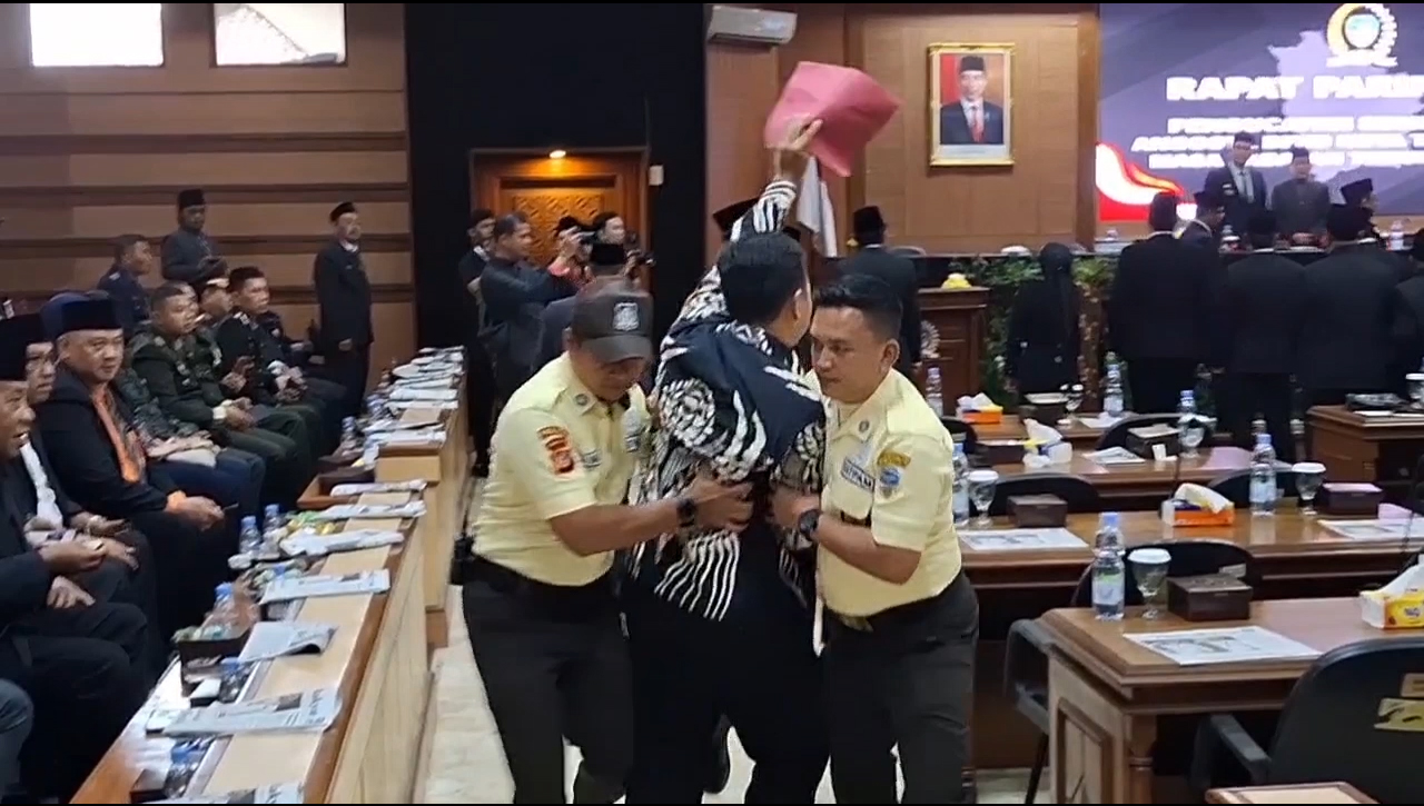 Sempat Diwarnai Aksi Saling Dorong, Pelantikan Anggota DPRD Kota Tasik di Demo Mahasiswa