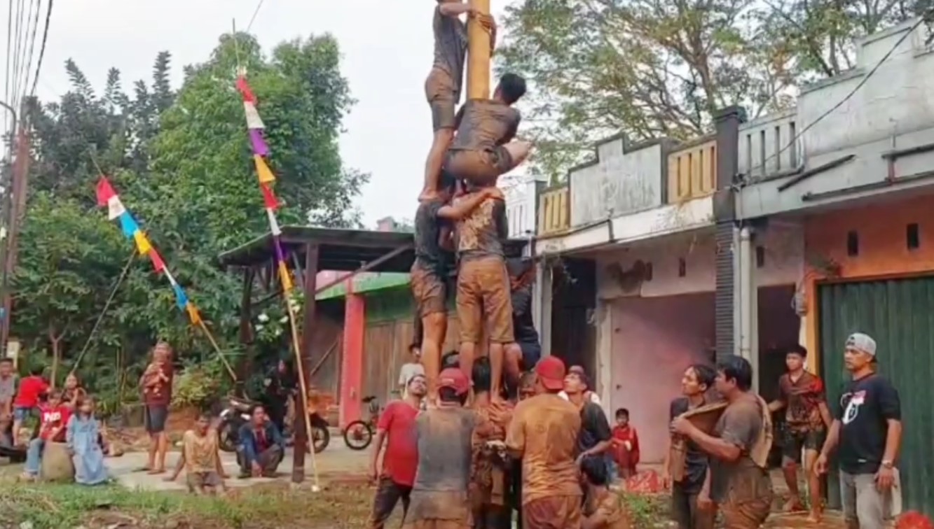 Tumbuhkan Semangat Juang Lewat Lomba Panjat Pinang, Sarana Tingkatkan Gotong Royong Antar Warga