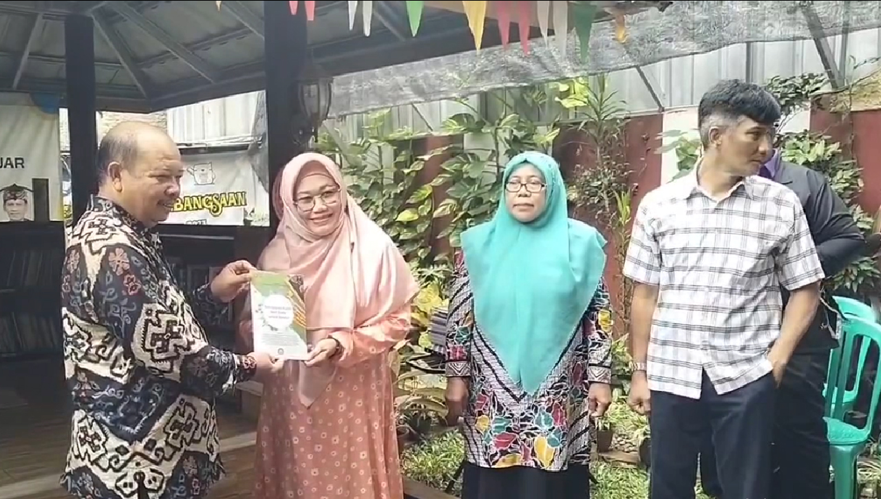 Guru Penulis Buku Antologi di Kota Banjar Terima Penghargaan, Kado Peringatan Hari Guru