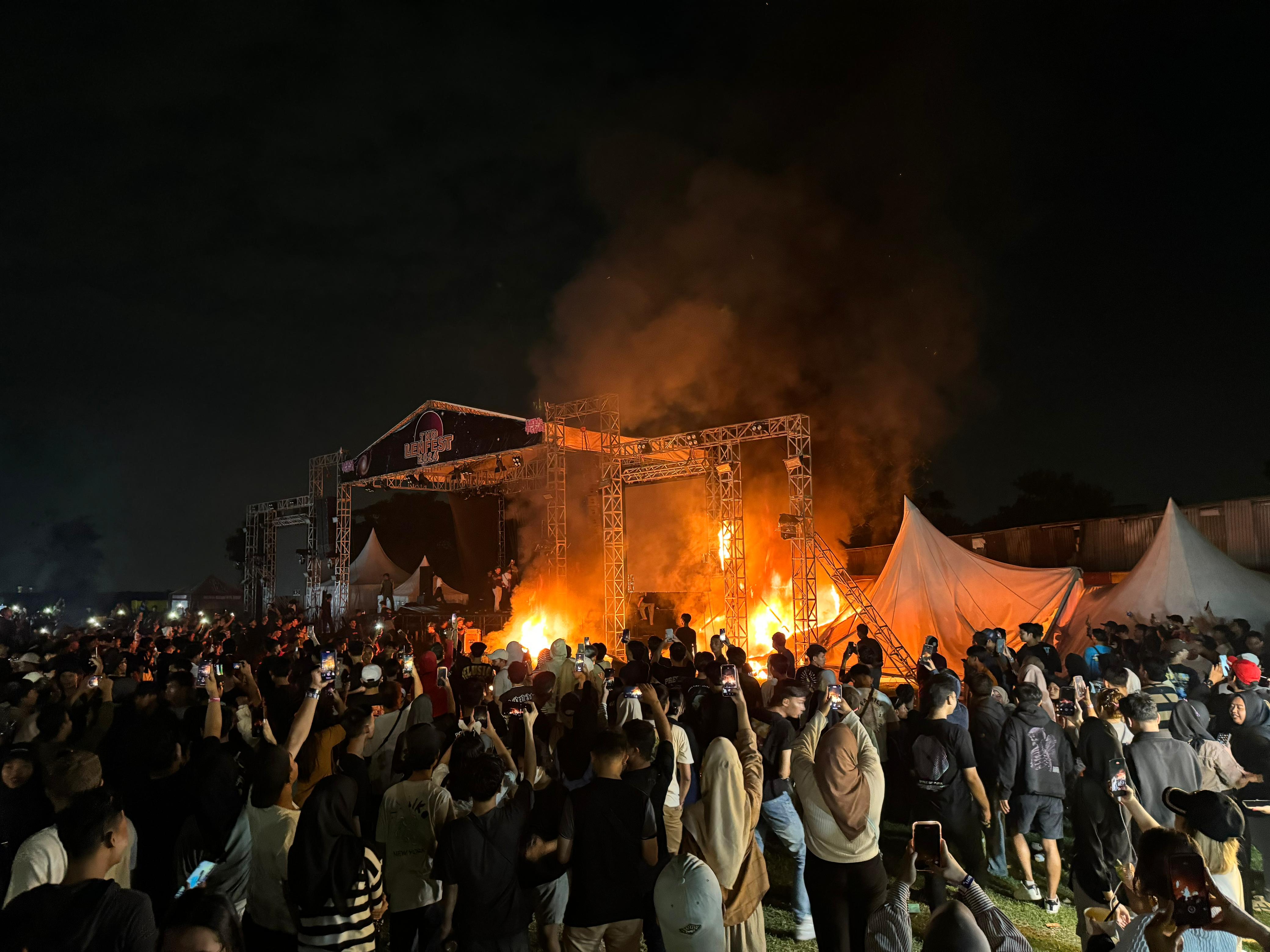 RUNNING NEWS: Panitia Konser Lentera Festival Diburu Polisi Setelah Panggung Dibakar Penonton
