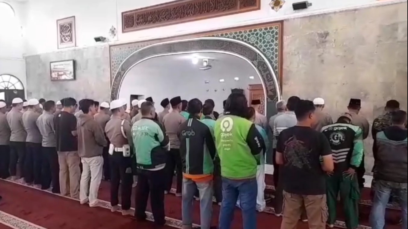 Komunitas Ojol Banjar Gelar Doa Untuk Korban Demo Jakarta, Bersama TNI Polri Gelar Salat Ghaib