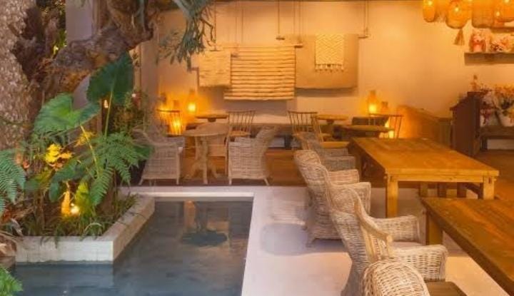 Gak Perlu ke Bali! Cafe di Bandung Ini Punya Vibes Pulau Dewata yang Super Estetik