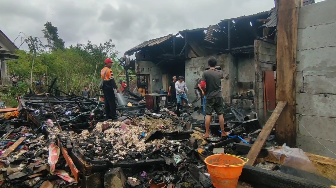 Rumah Warga Di Cigalontang Ludes Terbakar, Kerugian Ditaksir Mencapai Ratusan Juta Rupiah