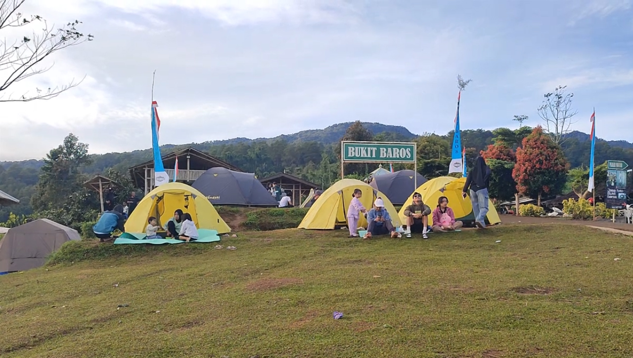 Pesona Wisata Berkemah Di Bukit Baros Panjalu Ciamis, Menikmati Keindahan Alam Bak Negeri Di Atas Awan 