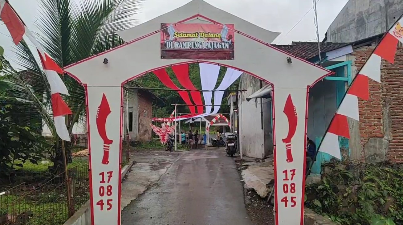Warga Pajagan Bentangkan Bendera 100 Meter Sambut HUT RI, Simbol Kebanggaan dan Semangat Kebersamaan Warga