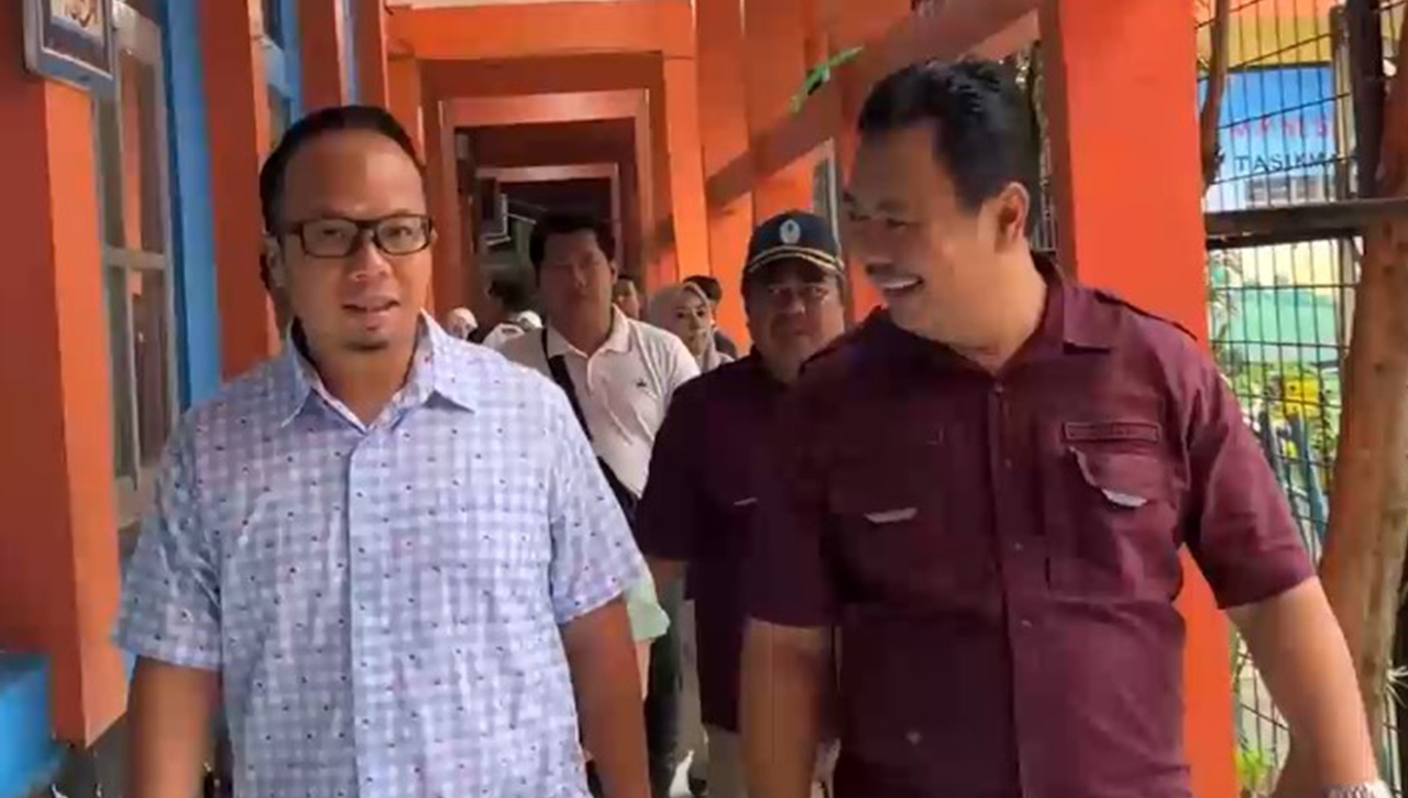Datang ke Sekolah, Wali Kota Kenalkan Program Tasik Pintar, Diawali Pembagian Perlengkapan Sekolah