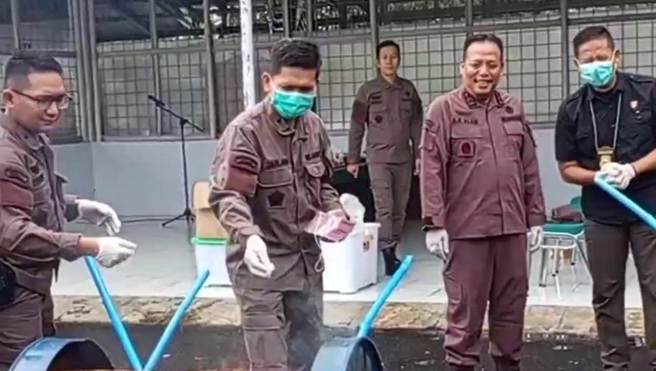 Kejaksaan Negeri Kabupaten Tasikmalaya Musnahkan Ribuan Butir Psikotropika dan 12 Ribu Lembar Upal