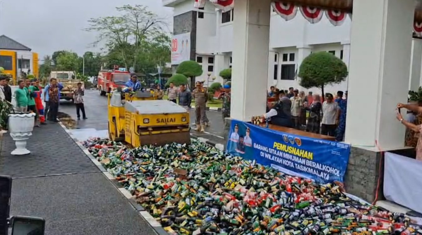 Ribuan Botol Miras Hasil Razia di Satu Lokasi Bernilai Ratusan Juta Rupiah Dimusnahkan, ini Tanggapan Pemkot