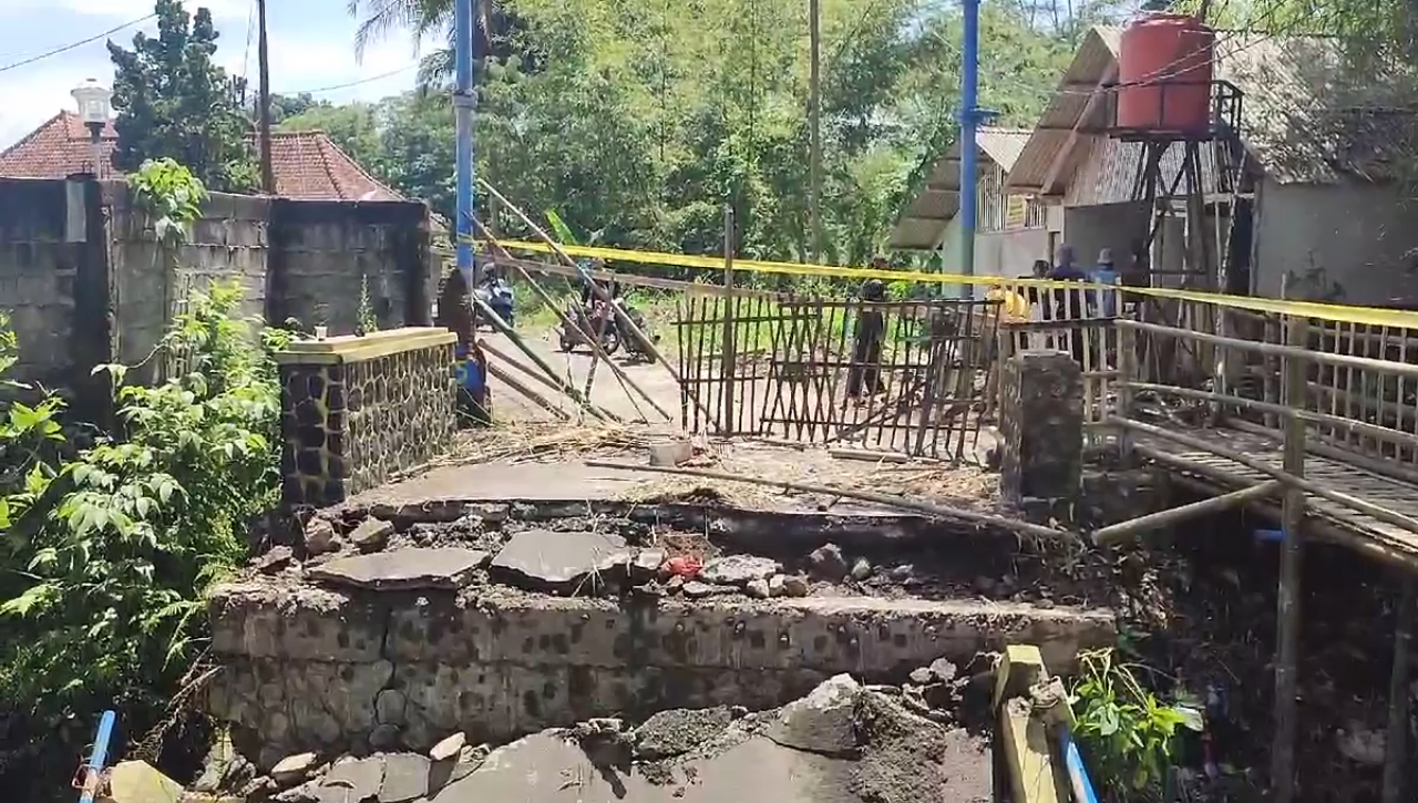 Jembatan Gunung Kokol Ambruk, Akses Warga Terputus, Warga Terpaksa Bangun Jembatan Darurat