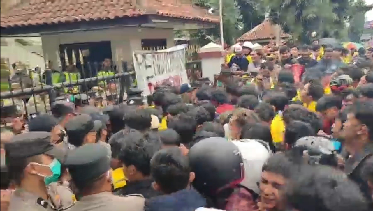 Aksi “Indonesia Gelap” di Kota Tasik Memakan Korban, Sejumlah Massa Aksi dan Polisi Dapat Perawatan Medis