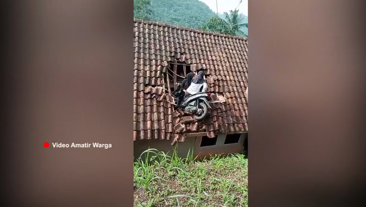 Akibat Rem Blong, Motor Nyangkut Di Atap Rumah Warga, Sebabkan Genteng Berserakan Dan Atap Rumah Bolong