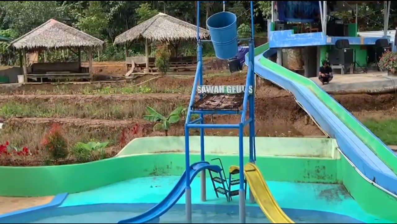 Punya Konsep Unik, Kolam Renang Sawah Geulis Jadi Primadona Pengunjung