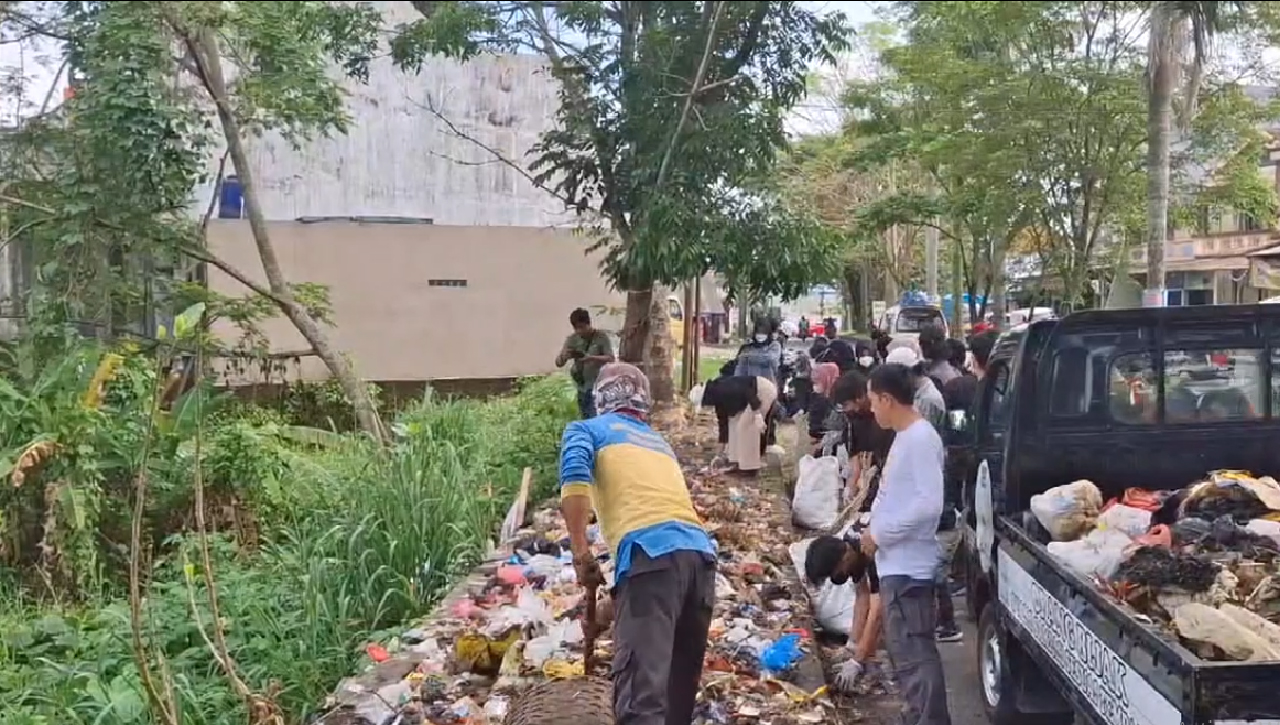 Zilenial Terjun Langsung Pungut Sampah Dari Tps Liar, Bangun Kesadaran Kolektif Untuk Bersama Jaga Kebersihan