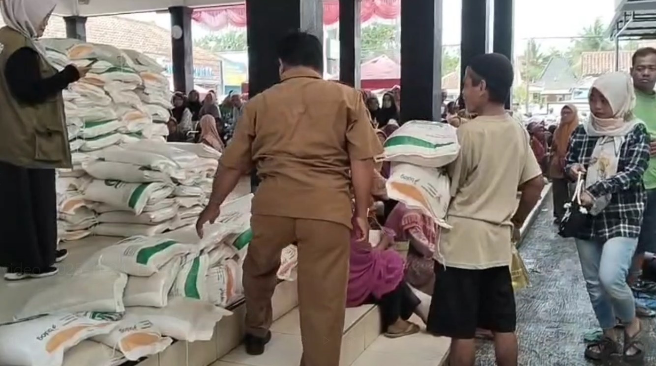 Ratusan Warga Kujangsari Kota Banjar Terima Bantuan Pangan, Penerima Berharap Bantuan Terus Berlanjut