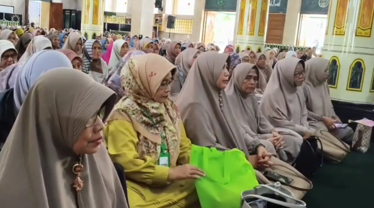 Warga Antusias Ikuti Tabligh Akbar Sambut Bulan Rajab, Para Jemaah Dapat Ilmu dan Kitab Suci Al-Qur'an 