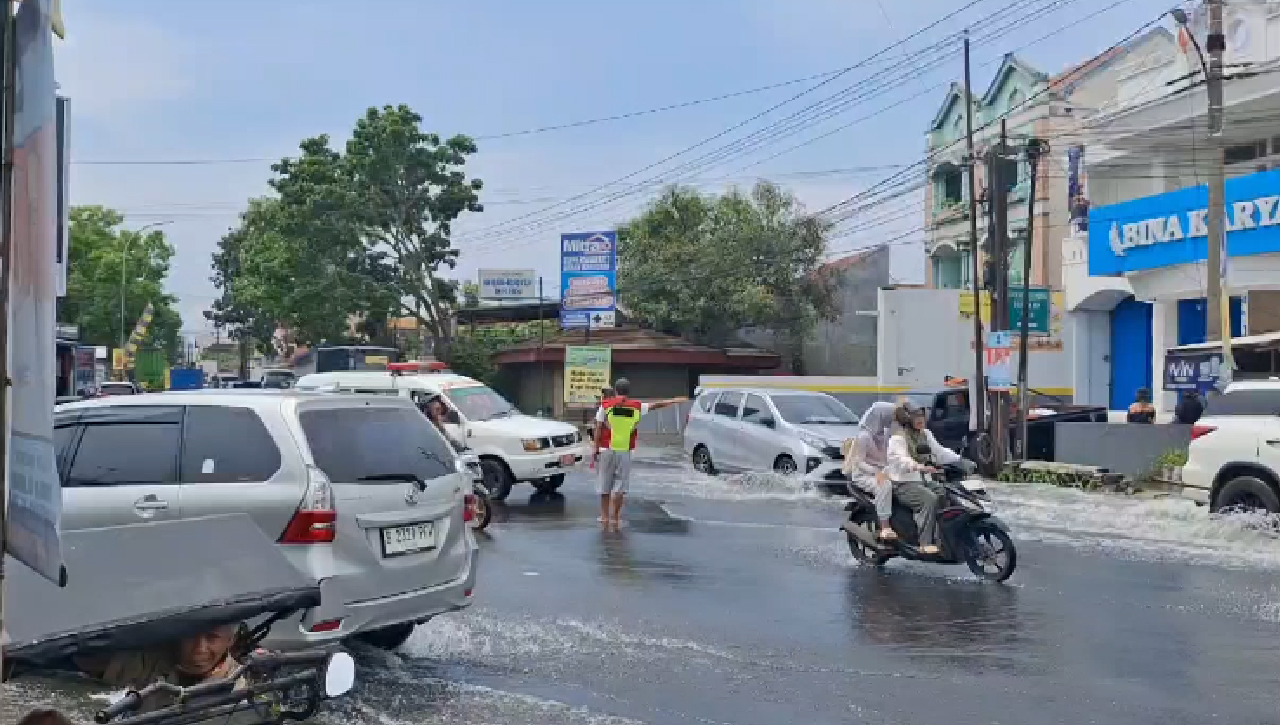 Jalan di Jalur Provinsi Tergenang Air Seharian, ini Penyebabnya...