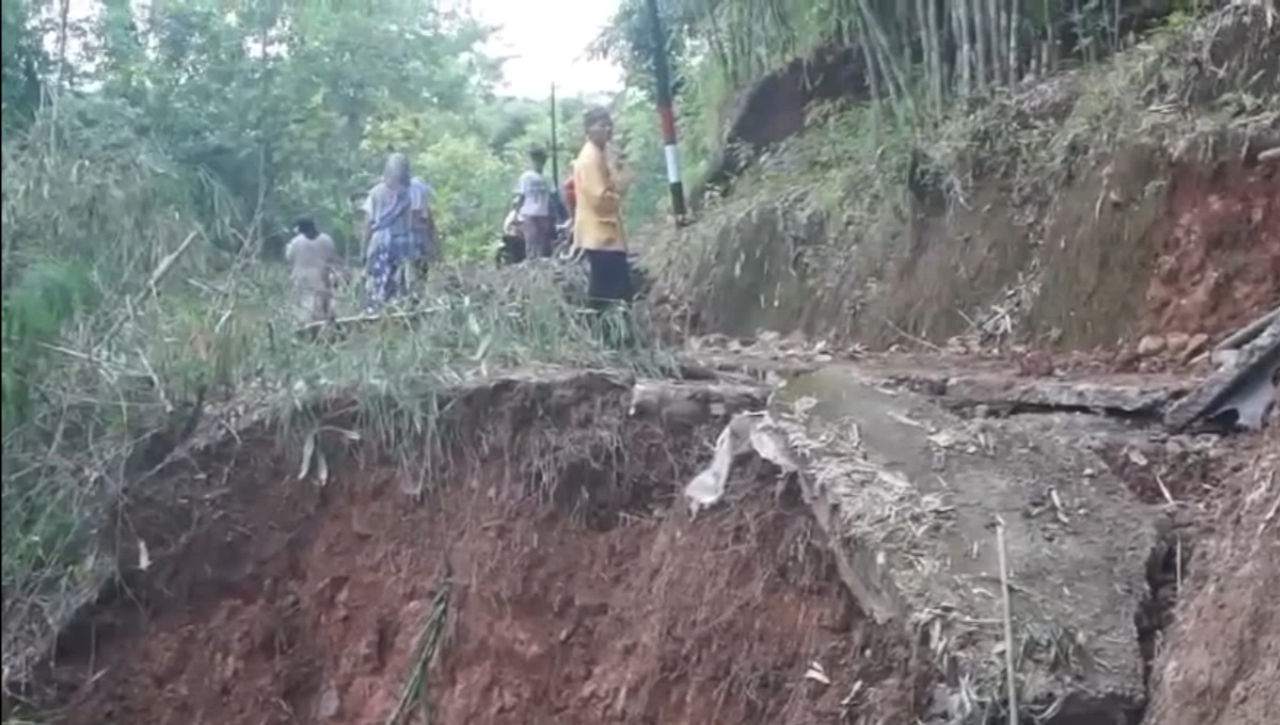 Jalan Desa di Bojonggambir Amblas Sedalam 1,5 Meter, Putus Akses 2 Desa dan Ancam Enam Rumah Warga