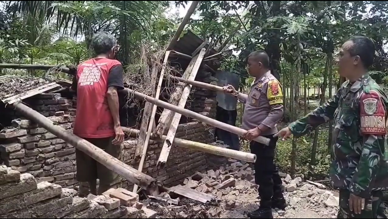 Bangunan Sudah Lapuk, Bagian Belakang Rumah yang Ditinggalkan Pemiliknya Ambruk