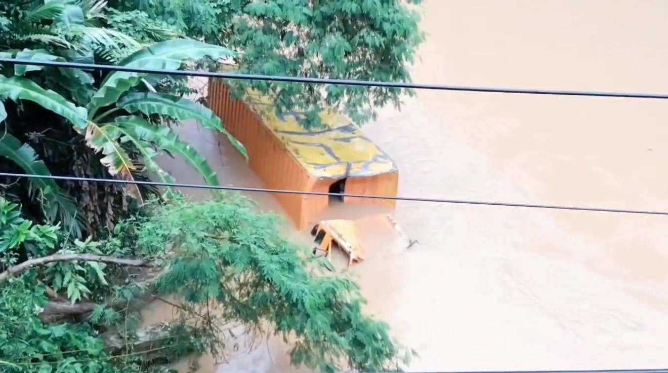 Mobil Boks Ekspedisi Terjun ke Sungai Cimuntur, Penyebab  Kecelakaan Diduga Akibat Rem Blong 
