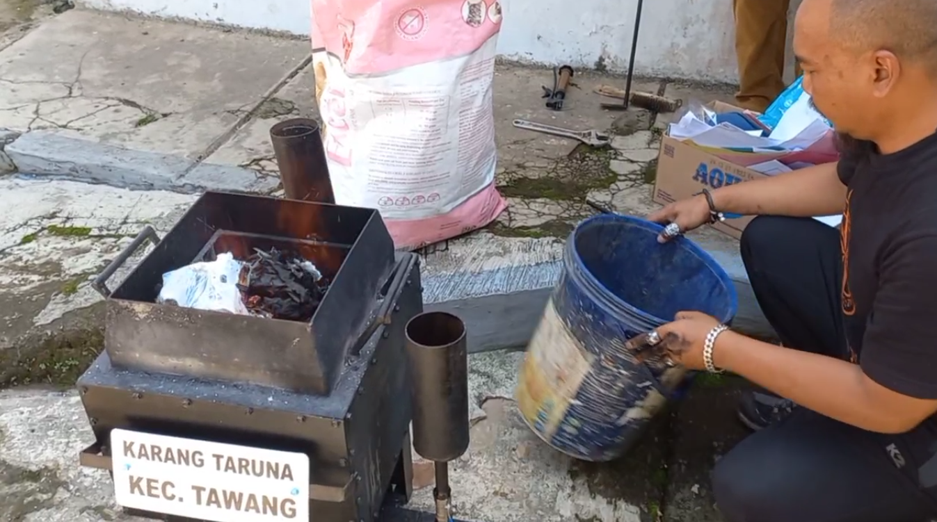 Karang Taruna Tawang Rakit Alat Pemusnah Sampah, Diklaim Efektif Kelola Sampah secara Ramah Lingkungan
