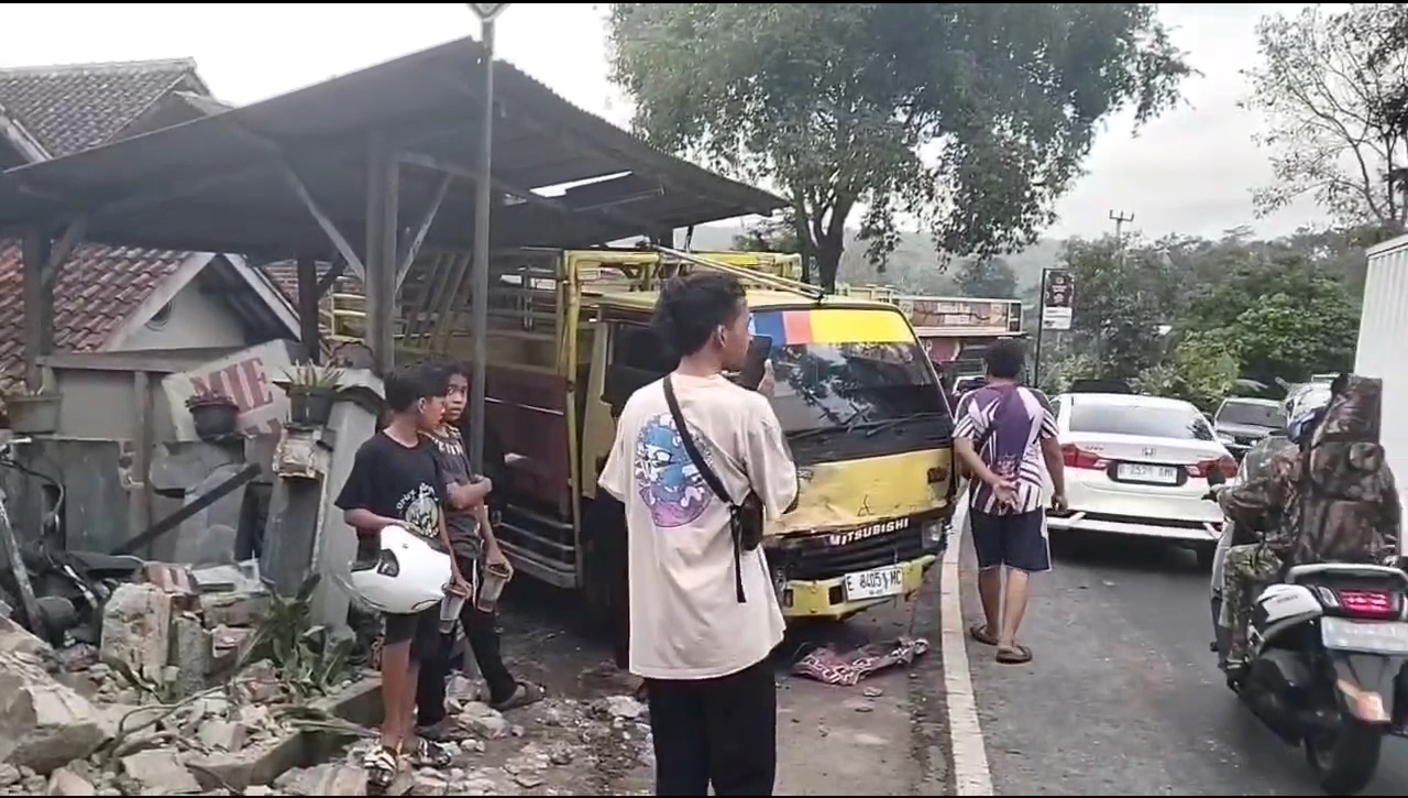 Diduga Hilang Kendali, Truk Tabrak Pagar dan Warung, Begini Kronologinya