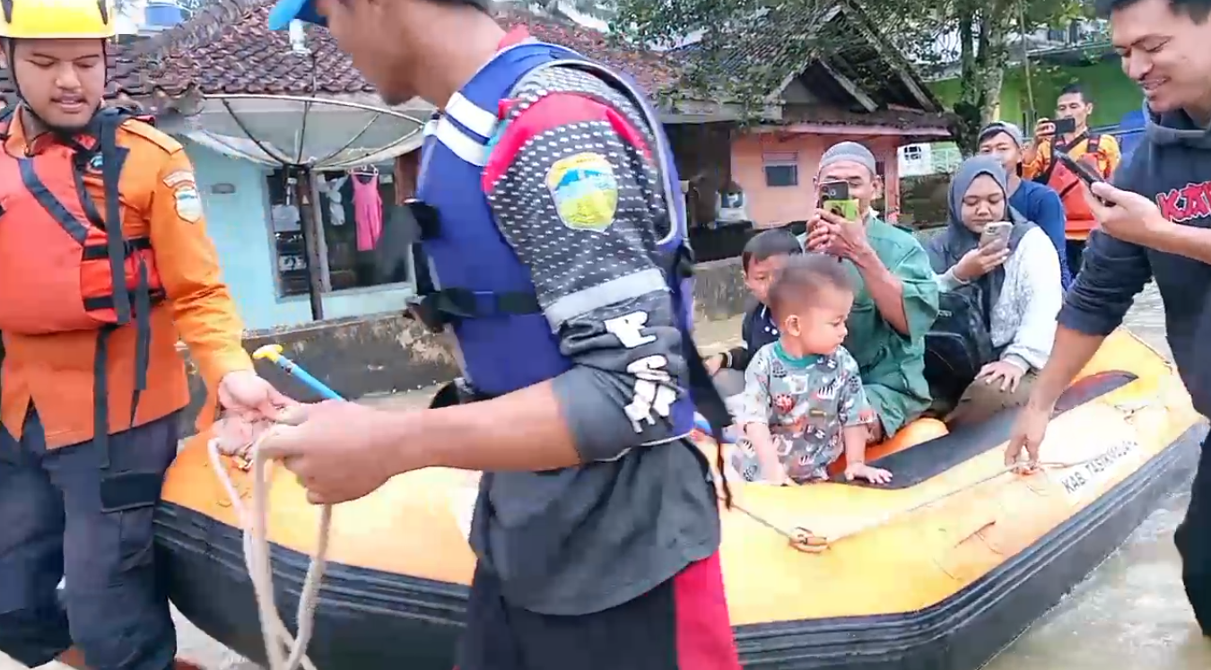 Banjir Sukaresik Belum Surut, Petugas Bantu Aktivitas Warga, Jalan Utama Belum Bisa Dilintasi Kendaraan