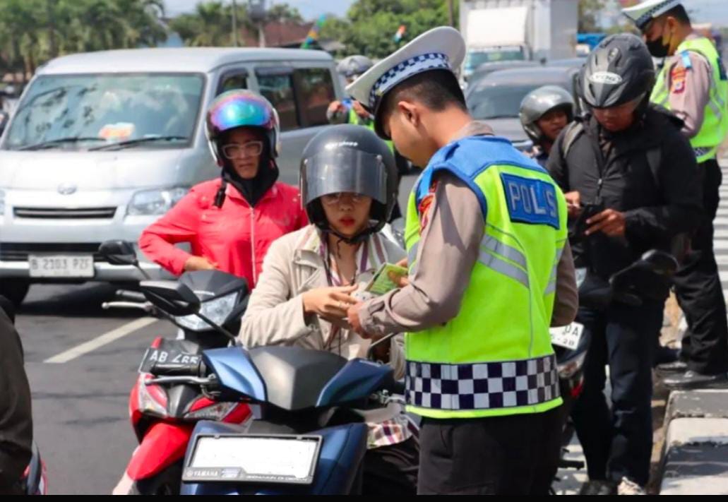 Jangan Sampai Helm Hanya Dipakai Takut Ditilang