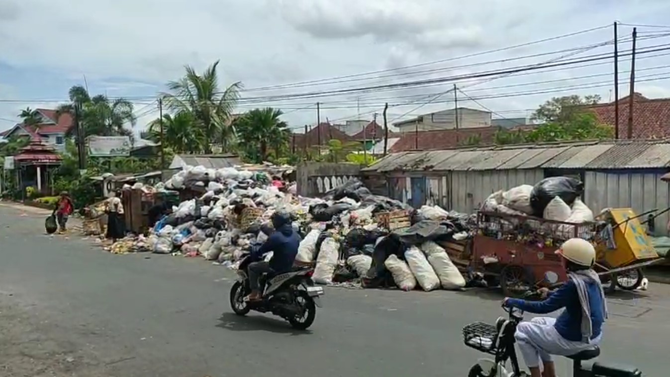 Lima Hari Tak Diangkut Sampah di Tps Pasar Pancasila Menggunung, Ternyata ini Penyebabnya....